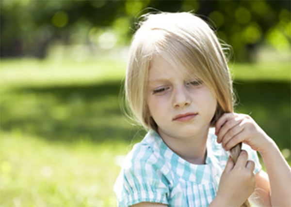 Грустная девочка на фоне солнечных лучей