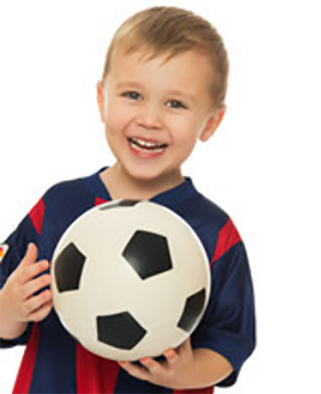 Мальчик с футбольным мячом