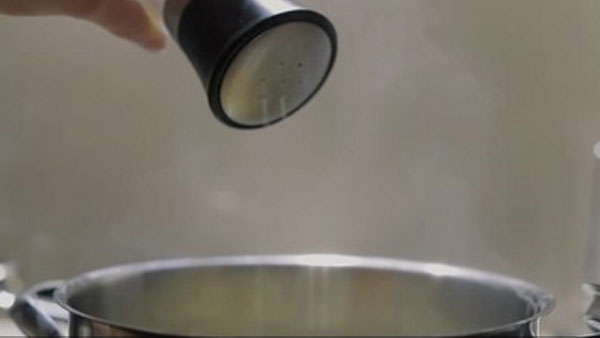 Солят кипящую воду