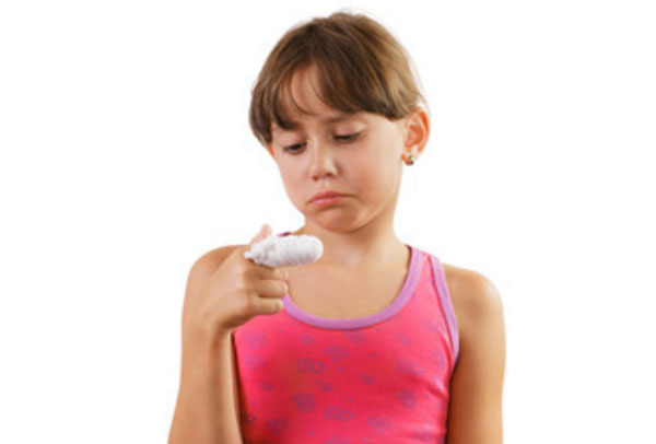 Грустная девочка с забинтованным указательным пальцем