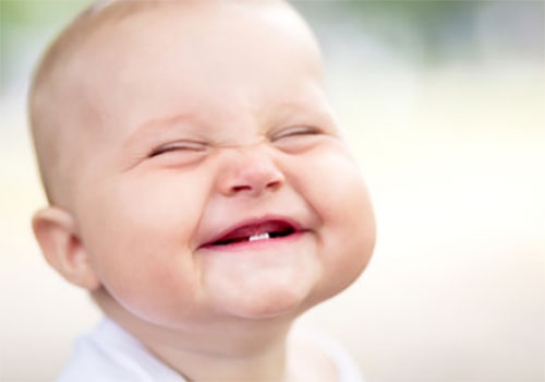 Улыбающийся маленький ребенок