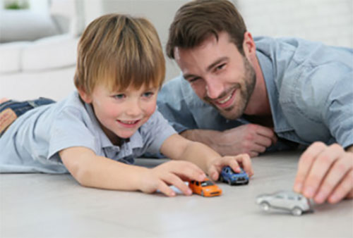 Папа играет машинками со своим сыном