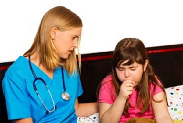 Девочка сильно кашляет. Рядом сидит доктор