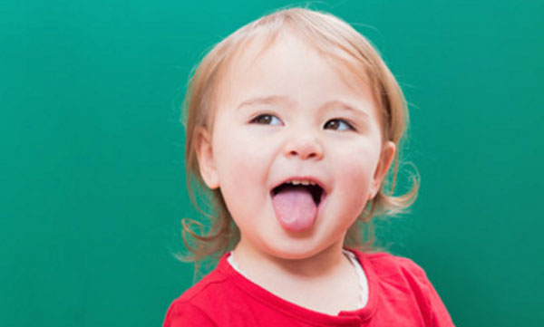 Девочка показывает язык