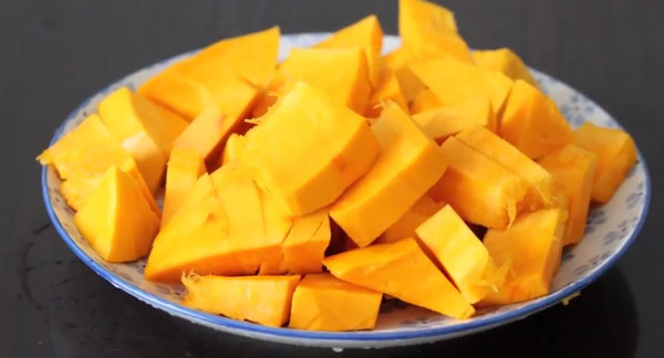 Кусочки тыквы на тарелке