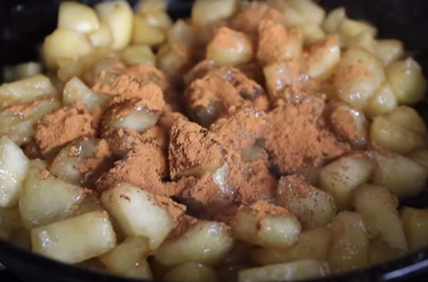 Добавление к яблоку корицы