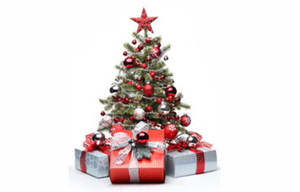 Новогодняя елка. Рядом лежат подарки