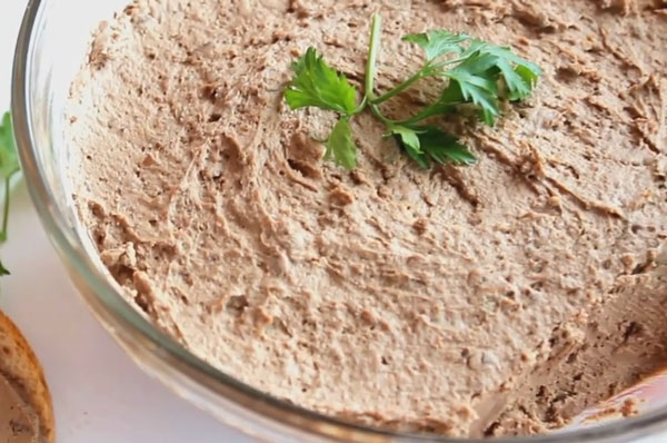 Готовый паштет украшенный веточкой укропа