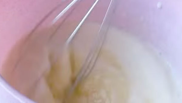 Смешивают кефир со сметаной и яйцами