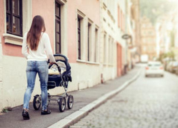 Женщина гуляет с коляской
