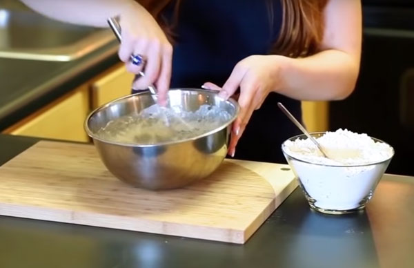 Добавление муки и вымешивание теста