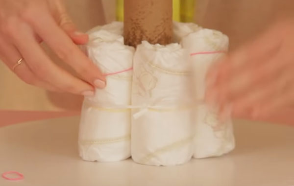 С подгузников стягивают резинки