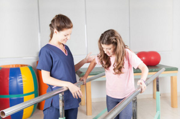 Медработник с девочкой на турнике