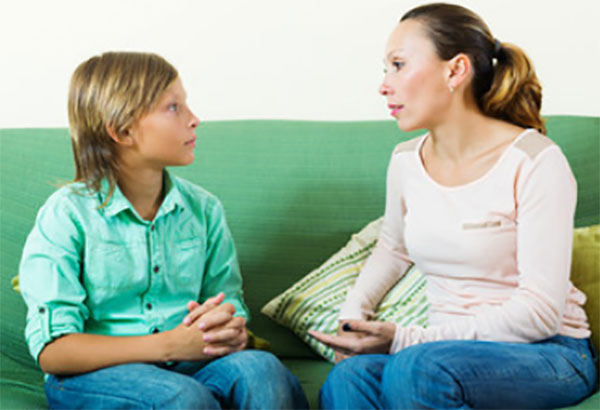 Мама разговаривает с подростком