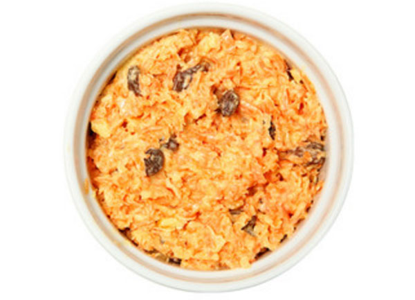 Готовый салат с моркови, изюма и сметаны