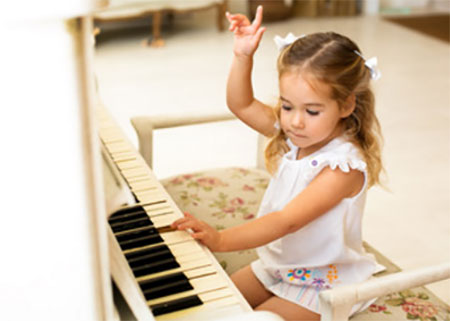 Девочка играет на пианино