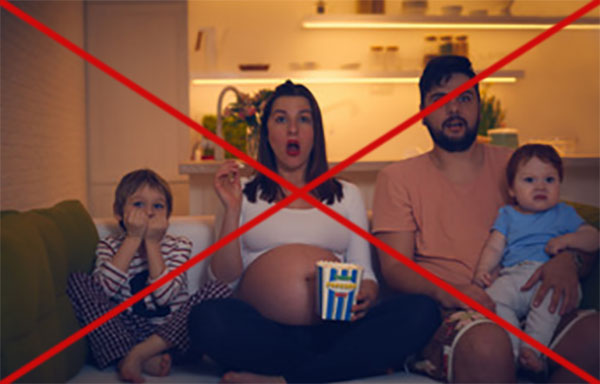 семья смотрит страшный фильм