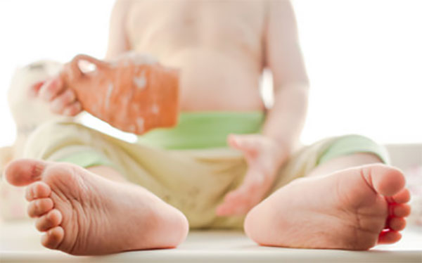 Стопы ребенка крупным планом