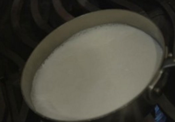Молоко в кастрюле на плите
