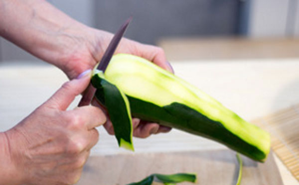 Снятие кожуры с кабачка