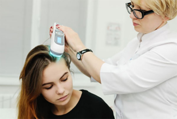 Девочке с помощью физиопроцедур лечат псориаз головы