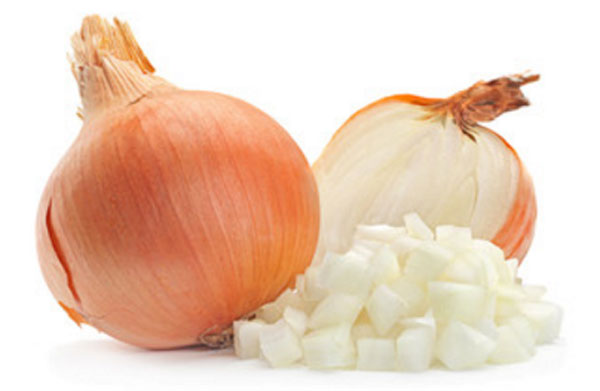 Целый и покрошенный лук
