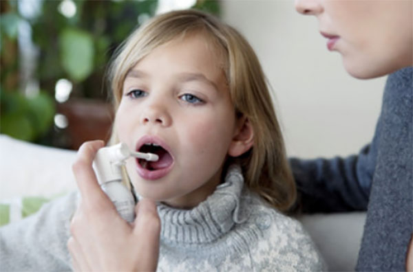 Девочке брызгают горло