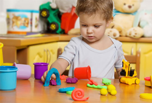 Ребенок лепит из пластилина