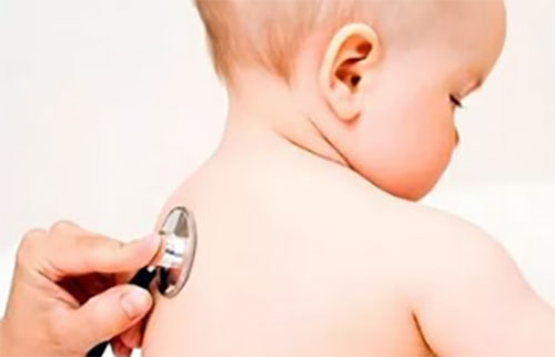 Прослушивают спинку грудному ребенку