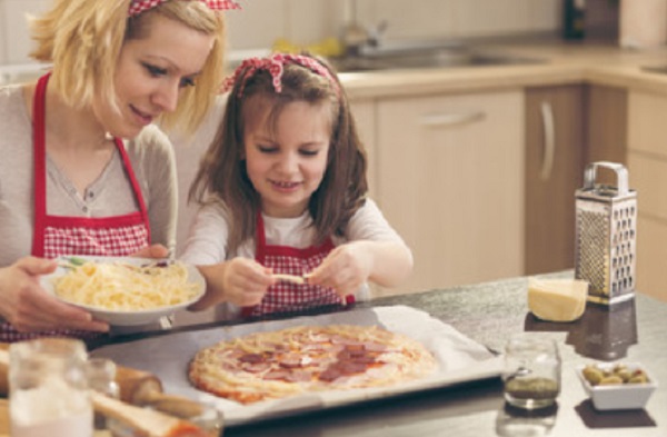 Мама с дочкой готовят пиццу