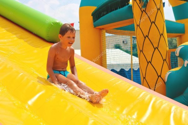 Мальчик в аквапарке
