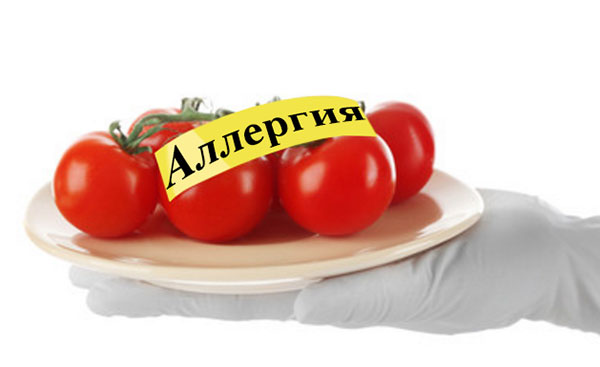 На тарелки лежат помидоры, а на них - надпись "Аллергия"
