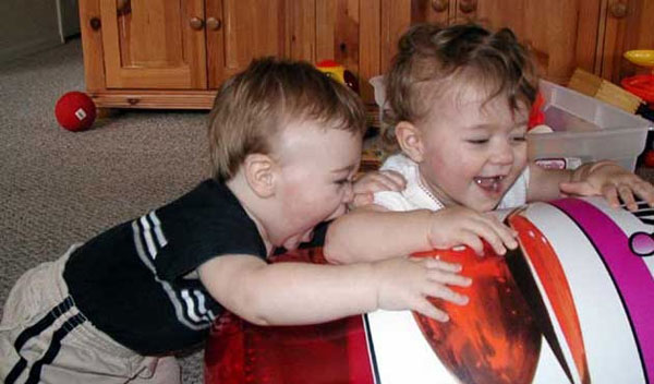 Ребенок кусается во время игры