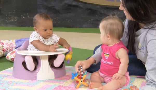 Девочка сидит