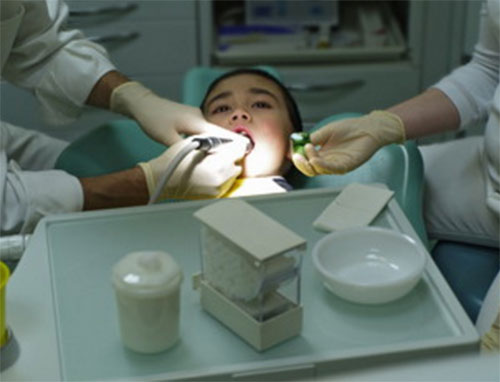 Процесс лечения в кабинете стоматолога