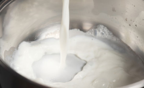 Молоко наливают в кастрюлю