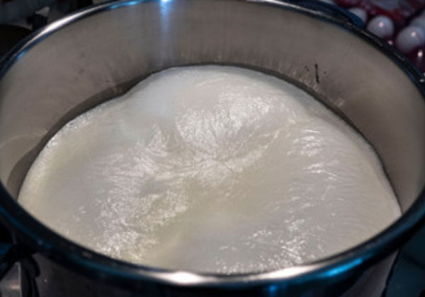 Молоко закипает