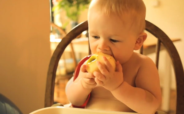 Ребенок ест яблоко