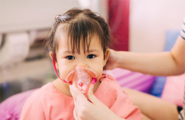 Девочка в кислородной маске