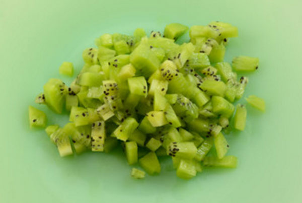 Киви, нарезанное кубиками