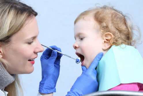Малышу осматривают зубки
