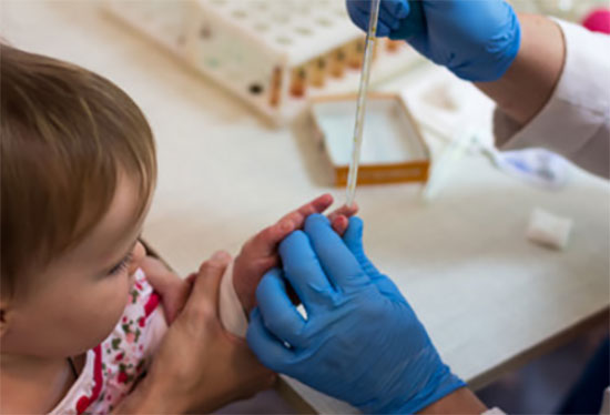 У девочки берут кровь с пальца