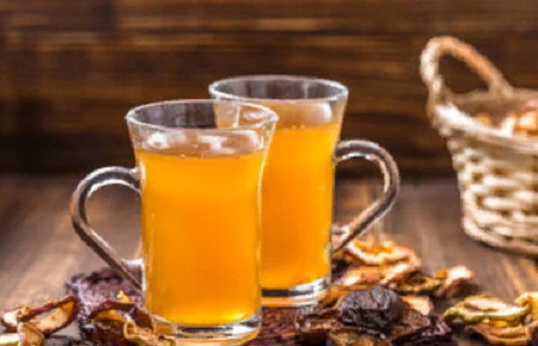 Готовый компот в стеклянных чашках