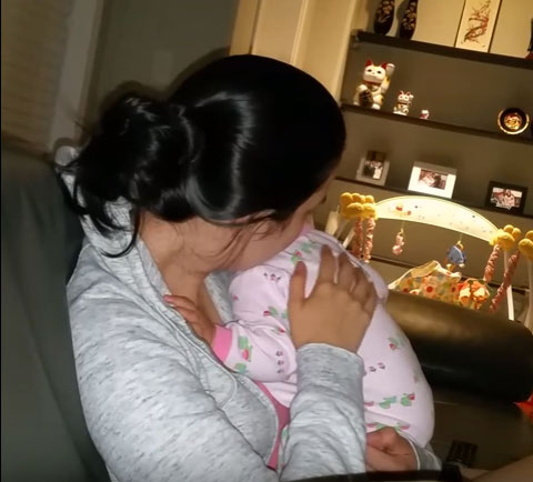 Мама обнимает перед сном