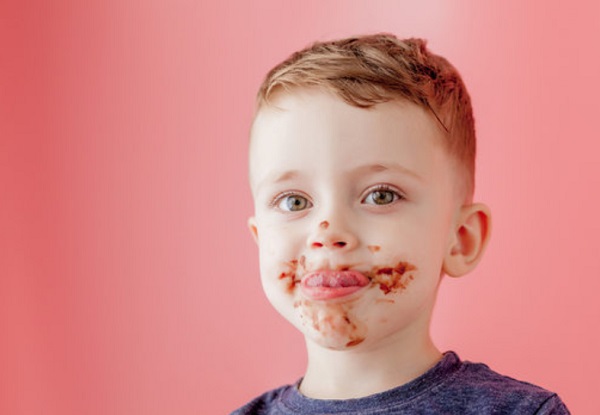 Ребенок с испачканным лицом в шоколаде