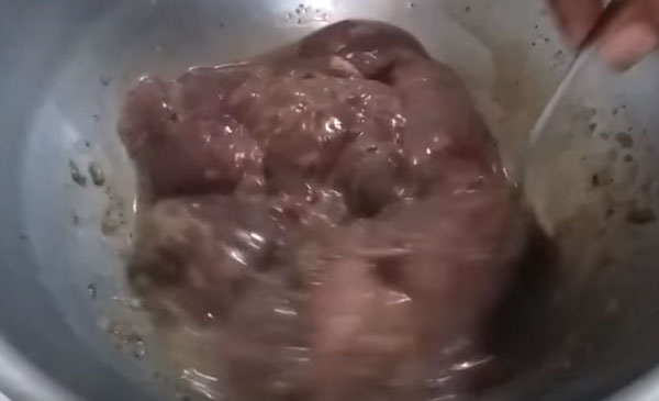 Размешивание куриной печени с солью и перцем