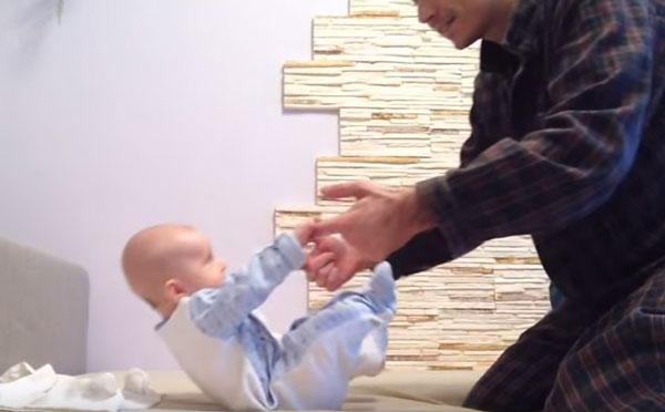 Садимся, держась за ручки