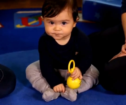 Ребенок сидит правильно