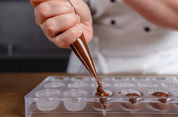 Разливание шоколада по формам