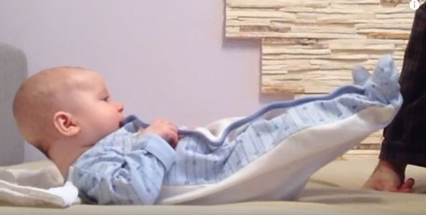 Приподнятие малыша за ручки